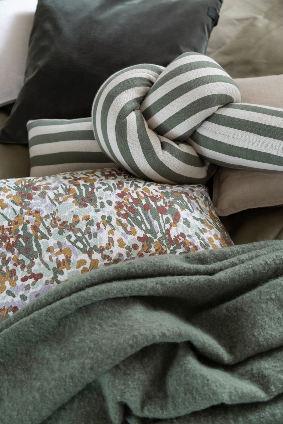 Schöner Wohnen Knotenkissen – Strickkissen im modernen Design – Stilvoller Blickfang für Sofa & Bett