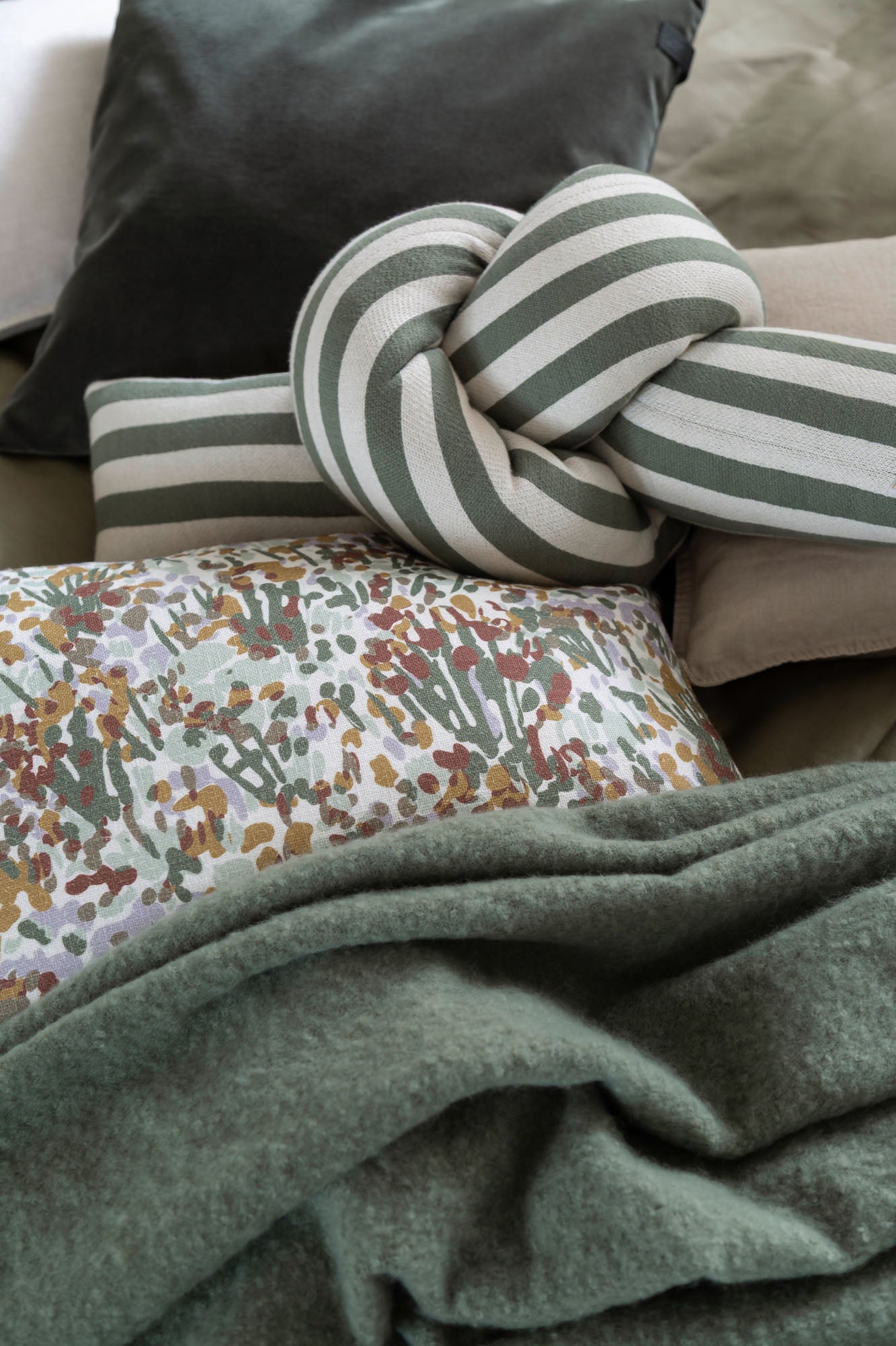 Schöner Wohnen Zierkissenhüllen – Hochwertige Wohnkissen mit Streifen, Stickerei & floralem Design – Naturmaterialien