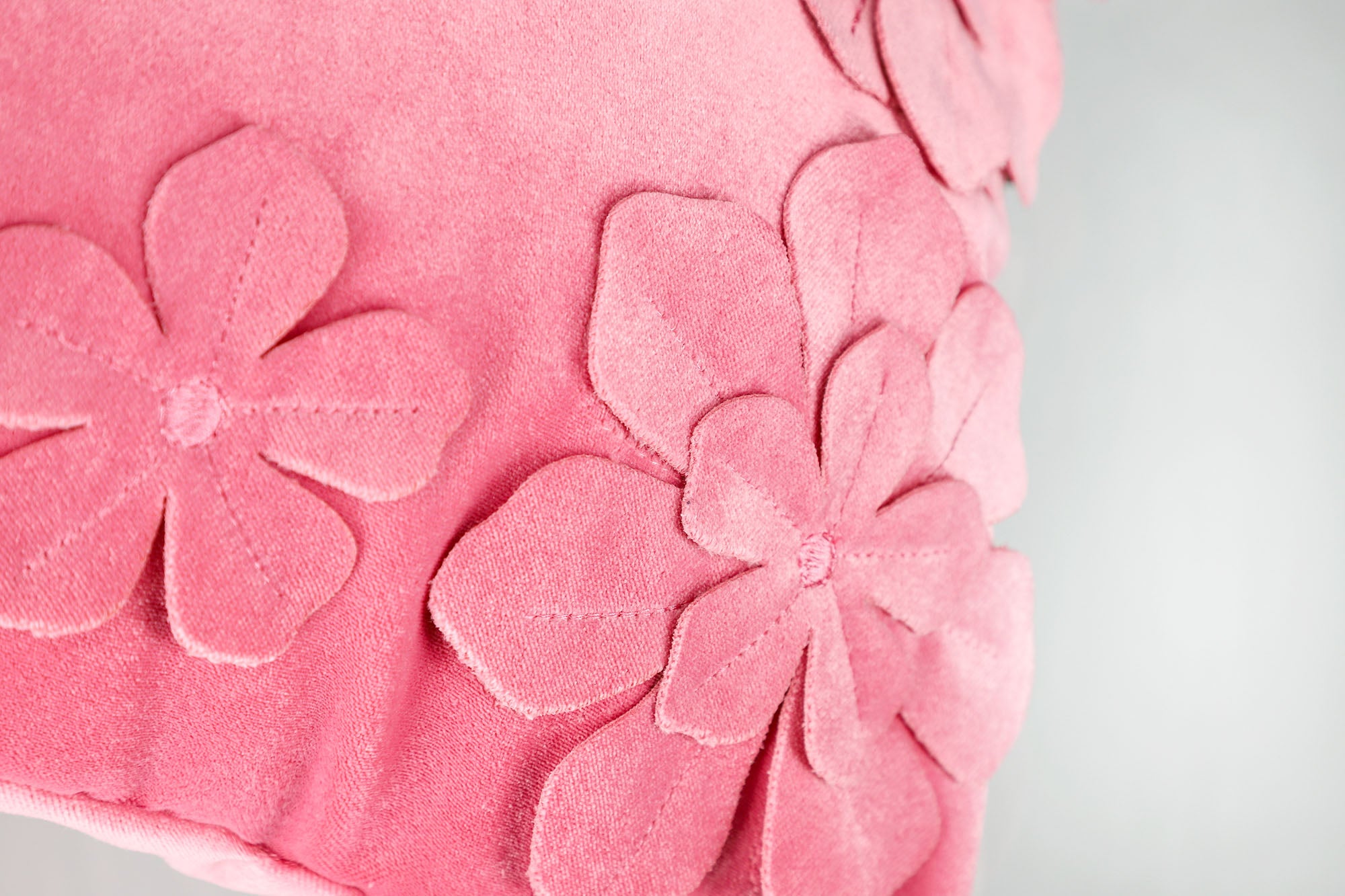 AIGNER Samt Zierkissenhülle 30x50 cm – Blumen Applikation, Dekokissen Beige/Rosa