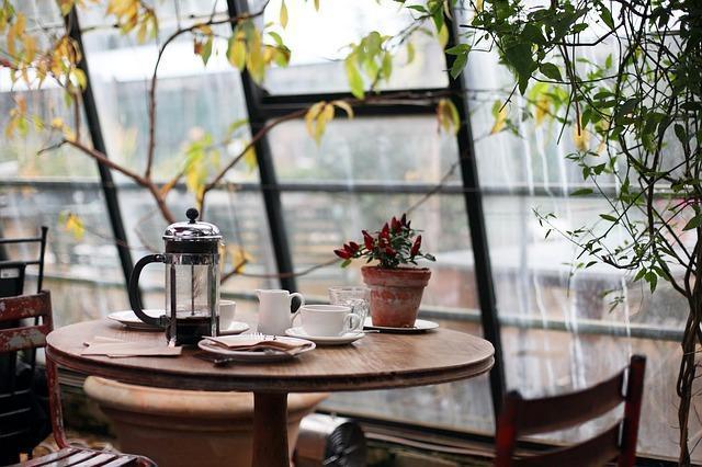 Kaffeeflecken aus dem Teppich entfernen