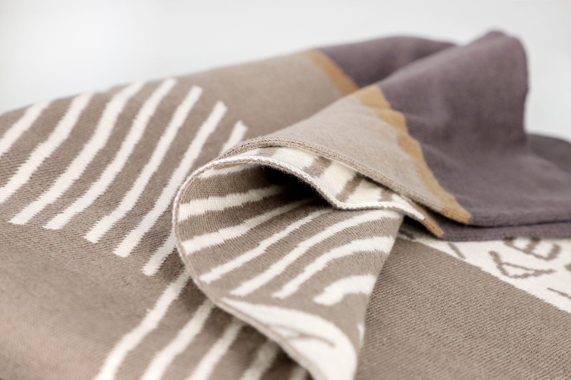 AIGNER Wohndecke 130x170 cm – Strickdecke aus 100% Baumwolle, Kuscheldecke