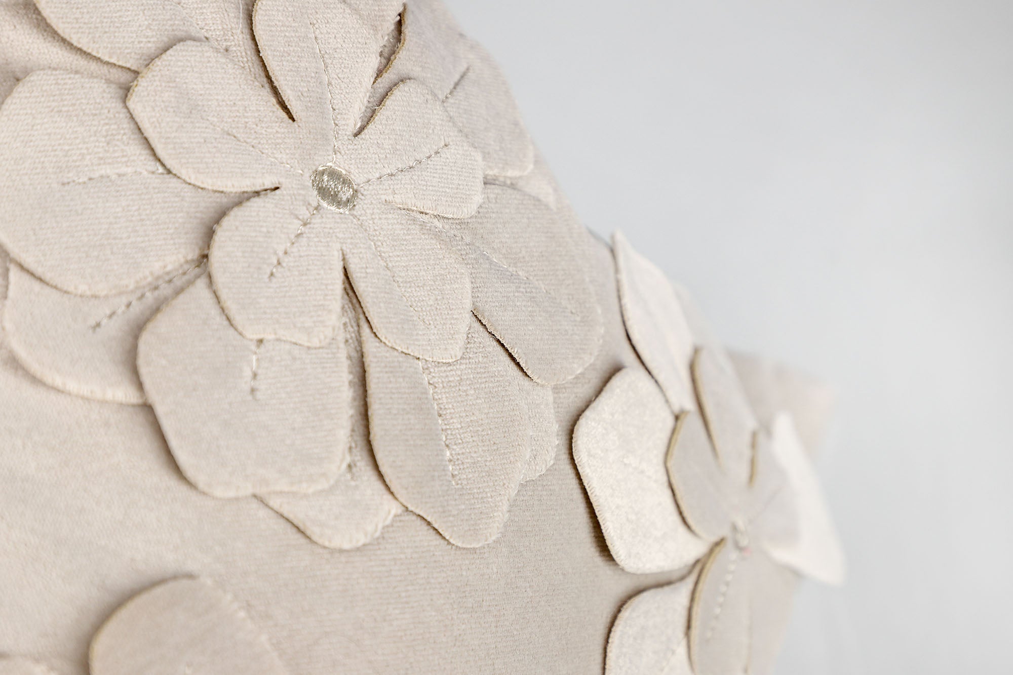 AIGNER Samt Zierkissenhülle 30x50 cm – Blumen Applikation, Dekokissen Beige/Rosa