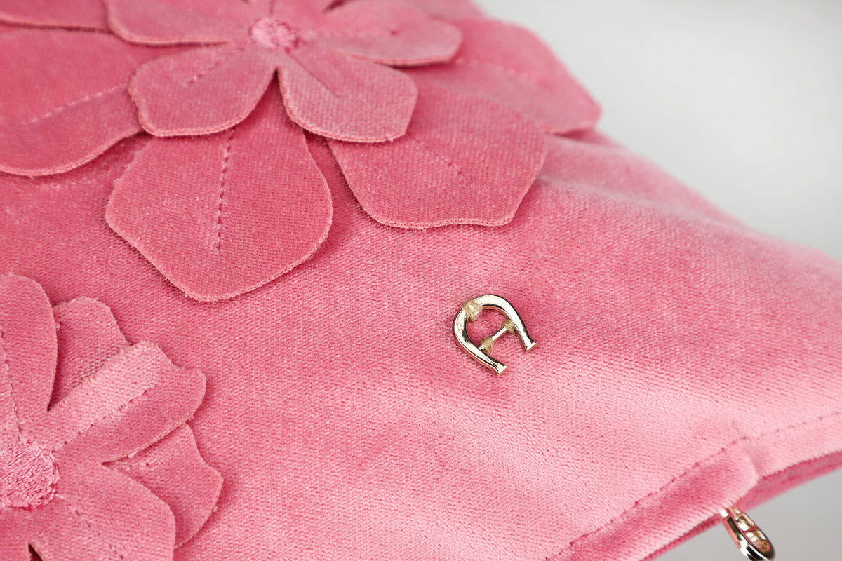 AIGNER Samt Zierkissenhülle 30x50 cm – Blumen Applikation, Dekokissen Beige/Rosa