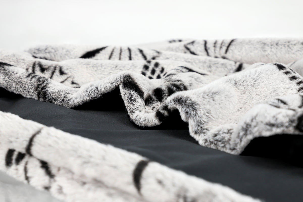 JOOP! Kuscheldecke CALM 130x170 cm – Kunstfell Grau, Kornblume