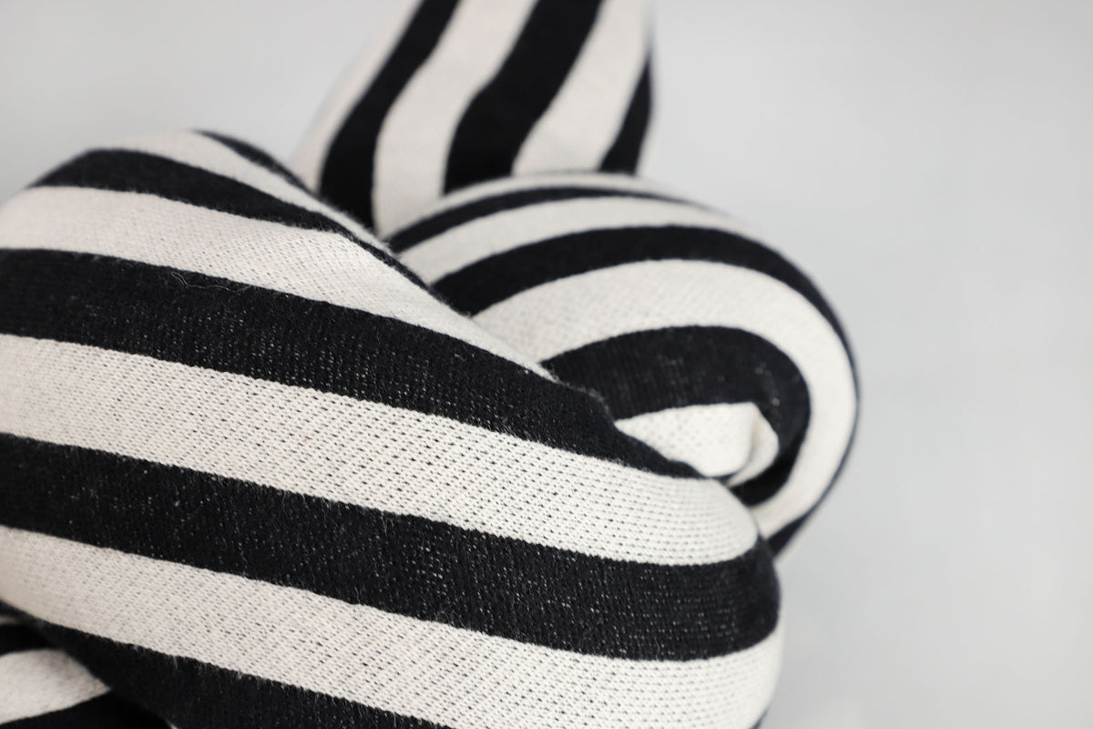 Schöner Wohnen Knotenkissen –  Strickkissen im modernen Design – Stilvoller Blickfang für Sofa & Bett